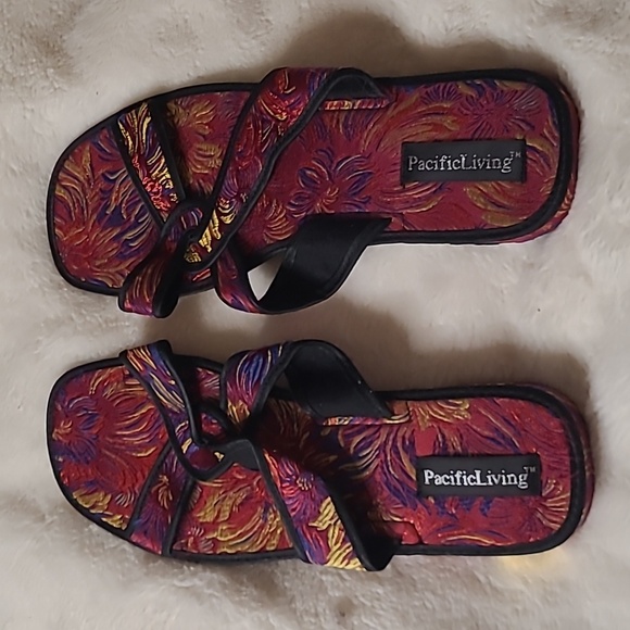 3/$15🚨WAS $45 PACIFIC LIVING Slides size 11 - Picture 7 of 10